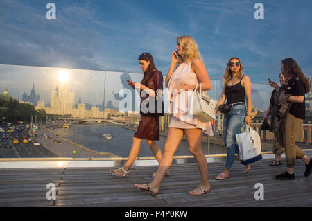 Moscou, Moskau, Russland. 23. Juni 2018. Menschen gehen auf den Straßen von Moskau Credit: Aleksei Sukhorukov/ZUMA Draht/Alamy leben Nachrichten Stockfoto