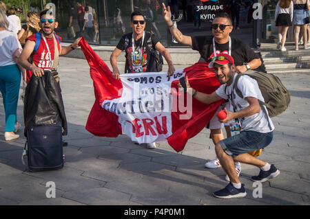 Moscou, Moskau, Russland. 23. Juni 2018. Fußball-Fans aus Peru in Moskau bei der WM 2018 Credit: Aleksei Sukhorukov/ZUMA Draht/Alamy leben Nachrichten Stockfoto