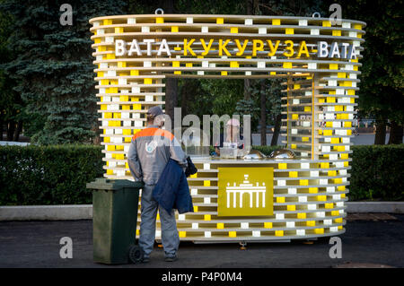 Moscou, Moskau, Russland. 23. Juni 2018. Wanderarbeiter arbeiten in Moskau Credit: Aleksei Sukhorukov/ZUMA Draht/Alamy leben Nachrichten Stockfoto