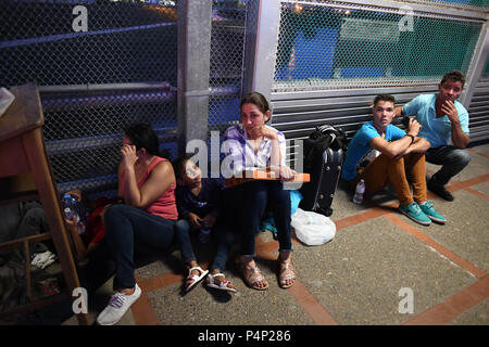 Brownsville, Texas, USA. 22. Juni, 2018. Zwei Frauen und deren Kinder, von San Pedro, Honduras, und zwei brasilianischen Männer, Anreise Freitag Nacht Asyl an der US-mexikanischen Grenze auf dem Gateway International Bridge, wo US-Einwanderungsbehörden, sie wandte sich um und sprach, die die Aufnahmeheime für Asylbewerber voll waren, entsprechend der Frauen. Credit: ZUMA Press, Inc./Alamy leben Nachrichten Stockfoto