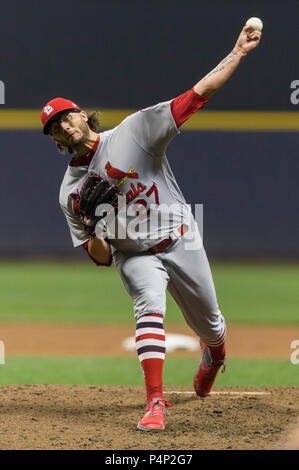 Milwaukee, WI, USA. 21 Juni, 2018. St. Louis Cardinals Entlastung Krug Brett Cecil #27 liefert ein Pitch während der Major League Baseball Spiel zwischen den Milwaukee Brewers und die St. Louis Cardinals am Miller Park in Milwaukee, WI. John Fisher/CSM/Alamy leben Nachrichten Stockfoto