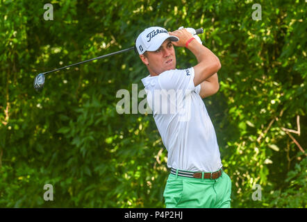 Freitag, Juni 22, 2018: Justin Thomas schlägt seine T-Stück, das auf dem 12 Loch in der zweiten Runde der Reisende Golf Meisterschaft an TPC River Highlands in Cromwell, Connecticut. Gregory Vasil/CSM Stockfoto