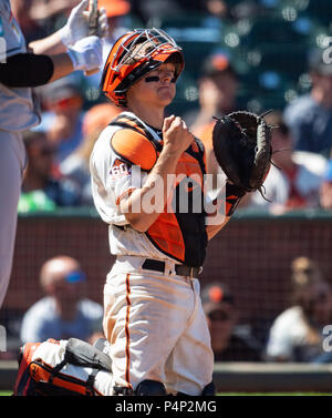 San Francisco, Kalifornien, USA. 20 Juni, 2018. San Francisco Giants catcher Nick Hundley (5) wartet auf die nächste Teig, während einer MLB Baseball Spiel zwischen den Miami Marlins und die San Francisco Giants bei AT&T Park in San Francisco, Kalifornien. Valerie Shoaps/CSM/Alamy leben Nachrichten Stockfoto
