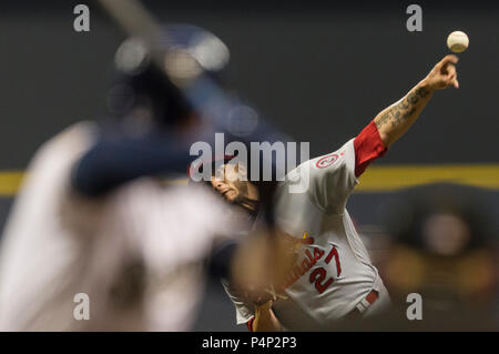 Milwaukee, WI, USA. 21 Juni, 2018. St. Louis Cardinals Entlastung Krug Brett Cecil #27 liefert ein Pitch während der Major League Baseball Spiel zwischen den Milwaukee Brewers und die St. Louis Cardinals am Miller Park in Milwaukee, WI. John Fisher/CSM/Alamy leben Nachrichten Stockfoto