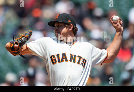San Francisco, Kalifornien, USA. 20 Juni, 2018. San Francisco Giants Krug Derek Holland (45) Liefern aus dem Hügel, während einer MLB Baseball Spiel zwischen den Miami Marlins und die San Francisco Giants bei AT&T Park in San Francisco, Kalifornien. Valerie Shoaps/CSM/Alamy leben Nachrichten Stockfoto