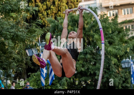 Athen, Griechenland. 22. Juni, 2018. Nikoleta Kyriakopoulou Griechenlands konkurriert während der Athener Straße Stabhochsprung Frauen vor dem griechischen Parlament am Syntagma-Platz in Athen, Griechenland, 22. Juni 2018 statt. Credit: Panagiotis Moschandreou/Xinhua/Alamy leben Nachrichten Stockfoto