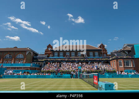 Die Queen's Club, London, Großbritannien. 22 Juni, 2018. Tag 5 der das Fieber Baum Meisterschaften auf dem Center Court mit Zuschauern auf der Verein Haus stand genießen Sonne und blauen Himmel im Westen von London. Die Woche des Turniers ist trocken und heiß, ähnlich wie 2017. Credit: Malcolm Park/Alamy Leben Nachrichten. Stockfoto