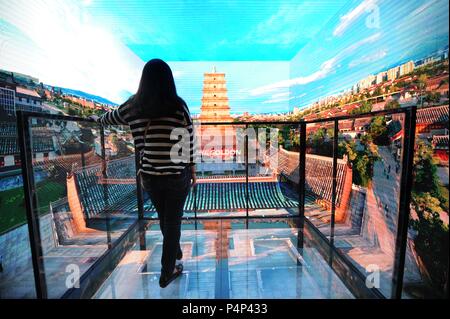 Qingdao, China Provinz Shandong. 23. Juni 2018. Ein Besucher eine Stand während eines internationalen VR-Bild Woche in Qingdao, in der ostchinesischen Provinz Shandong, 23. Juni 2018. Credit: Wang Haibing/Xinhua/Alamy leben Nachrichten Stockfoto