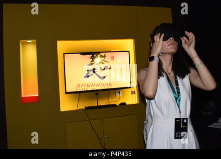 Qingdao, China Provinz Shandong. 23. Juni 2018. Ein Besucher versucht, ein Paar der VR-Brille während eines internationalen VR-Bild Woche in Qingdao, in der ostchinesischen Provinz Shandong, 23. Juni 2018. Credit: Li Ziheng/Xinhua/Alamy leben Nachrichten Stockfoto