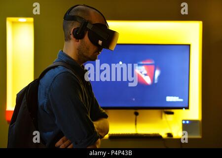 Qingdao, China Provinz Shandong. 23. Juni 2018. Ein Besucher eine Stand während eines internationalen VR-Bild Woche in Qingdao, in der ostchinesischen Provinz Shandong, 23. Juni 2018. Credit: Wang Haibing/Xinhua/Alamy leben Nachrichten Stockfoto