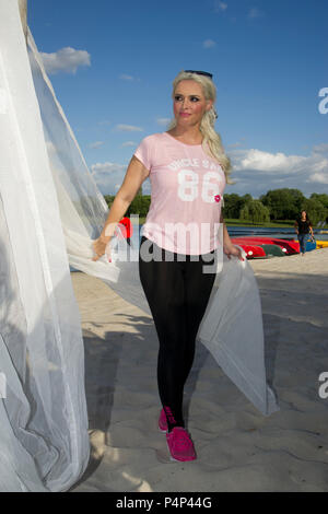 Köln, Deutschland. 21 Juni, 2018. Daniela Katzenberger, Modell, Autor, Unternehmer, Daniela Katzenberger präsentiert ihre eigenen 'Uncle Sam Sportswear Kollektion von Daniela Katzenberger' bei Blackfoot Beach in Koeln, die Artikel bei Lidl ab dem 25. Juni 2018, 21.06.2018, | Nutzung der weltweiten Kredit verkauft werden: dpa/Alamy leben Nachrichten Stockfoto