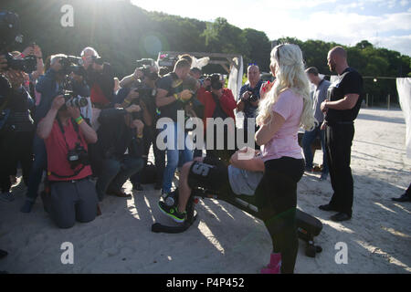 Köln, Deutschland. 21 Juni, 2018. Daniela Katzenberger, Modell, Autor, Unternehmer, Daniela Katzenberger präsentiert ihre eigenen 'Uncle Sam Sportswear Kollektion von Daniela Katzenberger' bei Blackfoot Beach in Koeln, die Artikel bei Lidl ab dem 25. Juni 2018, 21.06.2018, | Nutzung der weltweiten Kredit verkauft werden: dpa/Alamy leben Nachrichten Stockfoto
