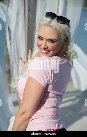 Köln, Deutschland. 21 Juni, 2018. Daniela Katzenberger, Modell, Autor, Unternehmer, Daniela Katzenberger präsentiert ihre eigenen 'Uncle Sam Sportswear Kollektion von Daniela Katzenberger' bei Blackfoot Beach in Koeln, die Artikel bei Lidl ab dem 25. Juni 2018, 21.06.2018, | Nutzung der weltweiten Kredit verkauft werden: dpa/Alamy leben Nachrichten Stockfoto