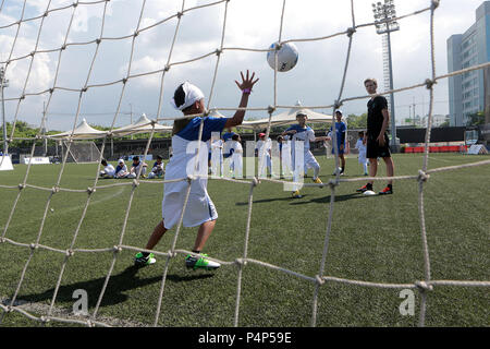 Taguig City, Philippinen. 23. Juni 2018. Kinder nehmen an einem Fußball-Klinik an der Real Madrid Stiftung in Taguig City, Philippinen, 23. Juni 2018 statt. Fußball-Trainer von Real Madrid Foundation organisiert die Fußball-Klinik für Trainer und Kinder in Manila an Juni 23., 2018. Credit: rouelle Umali/Xinhua/Alamy leben Nachrichten Stockfoto