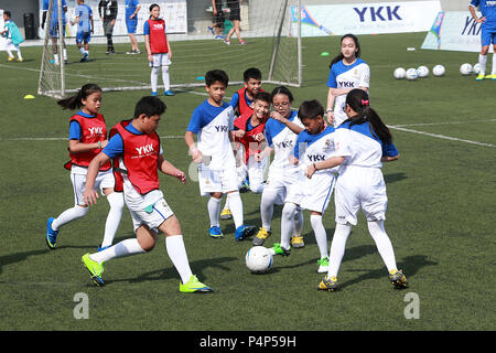 Taguig City, Philippinen. 23. Juni 2018. Kinder nehmen an einem Fußball-Klinik an der Real Madrid Stiftung in Taguig City, Philippinen, 23. Juni 2018 statt. Fußball-Trainer von Real Madrid Foundation organisiert die Fußball-Klinik für Trainer und Kinder in Manila an Juni 23., 2018. Credit: rouelle Umali/Xinhua/Alamy leben Nachrichten Stockfoto