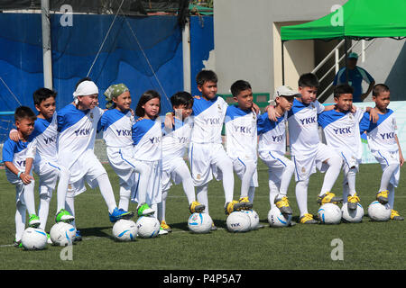 Taguig City, Philippinen. 23. Juni 2018. Kinder nehmen an einem Fußball-Klinik an der Real Madrid Stiftung in Taguig City, Philippinen, 23. Juni 2018 statt. Fußball-Trainer von Real Madrid Foundation organisiert die Fußball-Klinik für Trainer und Kinder in Manila an Juni 23., 2018. Credit: rouelle Umali/Xinhua/Alamy leben Nachrichten Stockfoto