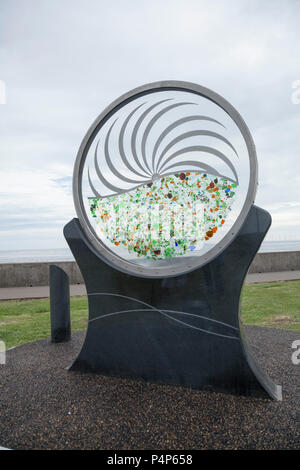 Seaton Carew, Hartlepool, UK. 23. Juni 2018. Eine neue Skulptur aus Stahl und Glas und "Wellen" des Künstlers, Stuart Langley, hat entlang der Promenade in den Badeort vorgestellt worden. Es ist Teil der kulturellen Erneuerung des Gebiets. Quelle: David Dixon/Alamy leben Nachrichten Stockfoto