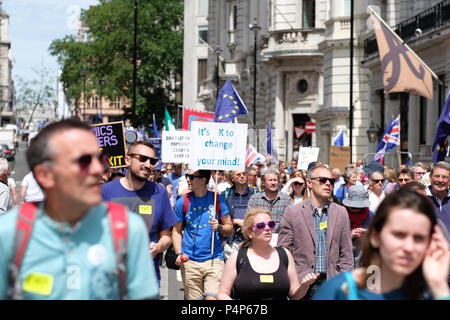 Die Abstimmung März London, UK. 23. Juni 2018 - Demonstranten März entlang Pall Mall en route Whitehall, eine zweite Abstimmung über die endgültige Brexit Angebot zu Nachfrage - Steven Mai/Alamy leben Nachrichten Stockfoto