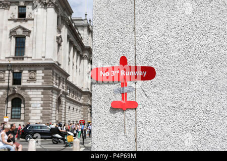 London, Großbritannien. 23. Juni 2018. Die Demonstranten versammeln sich auf den Parliament Square Ihren 15-tägigen Hungerstreik zu beenden und die geplante dritte Start- und Landebahn am Flughafen Heathrow zu protestieren. Penelope Barritt/Alamy leben Nachrichten Stockfoto