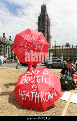 London, Großbritannien. 23. Juni 2018. Die Demonstranten versammeln sich auf den Parliament Square Ihren 15-tägigen Hungerstreik zu beenden und die geplante dritte Start- und Landebahn am Flughafen Heathrow zu protestieren. Penelope Barritt/Alamy leben Nachrichten Stockfoto