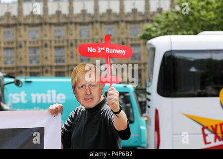 London, Großbritannien. 23. Juni 2018. Die Demonstranten versammeln sich auf den Parliament Square Ihren 15-tägigen Hungerstreik zu beenden und die geplante dritte Start- und Landebahn am Flughafen Heathrow zu protestieren. Penelope Barritt/Alamy leben Nachrichten Stockfoto