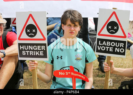 London, Großbritannien. 23. Juni 2018. Die Demonstranten versammeln sich auf den Parliament Square Ihren 15-tägigen Hungerstreik zu beenden und die geplante dritte Start- und Landebahn am Flughafen Heathrow zu protestieren. Penelope Barritt/Alamy leben Nachrichten Stockfoto