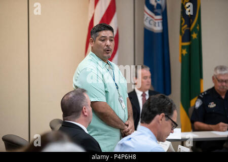 Jose Gonzales, Feld Supervisor für die Abteilung der Gesundheit & Human Services' Büro der Flüchtlinge Neuansiedlung, spricht als Bundes- und Texas Beamte und Interessengruppen in einem Round-table-Gespräch Treffen der Einwanderung Krise der Texas-Mexico border als Verwirrung in Bezug auf die Wiedervereinigung der getrennten Eltern und Kinder regierte. Stockfoto