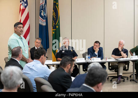 Jose Gonzales, Feld Supervisor für die Abteilung der Gesundheit & Human Services' Büro der Flüchtlinge Neuansiedlung, spricht als Bundes- und Texas Beamte und Interessengruppen in einem Round-table-Gespräch Treffen der Einwanderung Krise der Texas-Mexico border als Verwirrung in Bezug auf die Wiedervereinigung der getrennten Eltern und Kinder regierte. Stockfoto