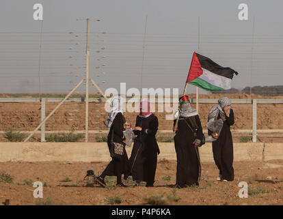 Gaza, Palästina. 22. Juni, 2018. 4 Mädchen, die unter der Flagge von Palästina in der Nähe der Trennzaun östlich von Gaza-stadt. Auseinandersetzungen zwischen palästinensischen Zivilisten und israelische Soldaten brach erneut an der Grenze des Gaza Streifen und Isreal in der Nähe des Nahal Oz Ort östlich von Gaza-stadt. Die israelischen Streitkräfte verletzt viele palästinensische Zivilisten durch Brennen von scharfer Munition und Benzinkanister in die demonstrantin, die innerhalb ihres Territoriums sind. Die Palästinenser protestieren gegen die Übertragung der Amerikanischen Botschaft nach Jerusalem und die Anerkennung Jerusalems als Hauptstadt von Israel durch den US-Präsidenten Stockfoto