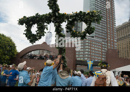 New York, USA. 22. Juni, 2018. Die schwedische Midsummer Festival in Battery Park City Wagner Park ist das größte in der Stadt New York und die drittgrößte in der Welt. Tausende von Menschen besuchen, um den Maibaum Tanzen, Hören Sie Geige Musik, Essen schwedische Küche und Kränze aus Blumen für Ihr Haar. (Foto: Terese Loeb Kreuzer/Alamy) Credit: Terese Loeb Kreuzer/Alamy Live News Credit: Terese Loeb Kreuzer/Alamy leben Nachrichten Stockfoto