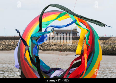 Spiral mehrfarbige rotierende Drachen in Morecambe, Lancashire. 23rd. Juni 2018. Erleben Sie das Wind Kite Festival, bei dem beeindruckende Drachen in allen Formen und Größen von professionellen Drachenfliegern geflogen werden. Das Festival erstreckt sich bis zum Nordstrand und in die Innenstadt. Festivals, Veranstaltungen und Aktivitäten, die Teil der Attraktionen sind, die Sommerbesucher in den nordwestlichen Badeort locken sollen. Quelle: MediaWorldImages/AlamyLiveNews. Stockfoto