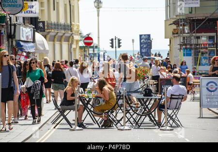 Brighton UK 23. Juni 2018 - Brighton Straßencafés sind beschäftigt in der heißen Sonne mit Temperaturen gesetzt in Großbritannien in den nächsten Tagen Gutschrift zu steigen: Simon Dack/Alamy Live Nachrichten heute Stockfoto