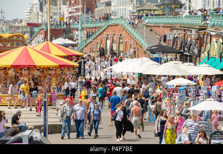 Brighton UK 23. Juni 2018 - Brighton Seafront ist im schönen, sonnigen Wetter mit Temperaturen gesetzt in Großbritannien in den nächsten Tagen Gutschrift zu steigen: Simon Dack/Alamy Live-Nachrichten verpackt Stockfoto