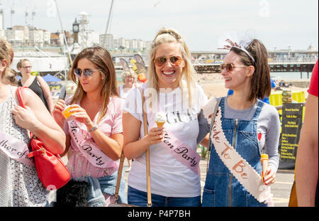 Brighton UK 23. Juni 2018 - eine Braut zu sein, genießt ein Eis mit ihr Polterabend während der heißen sonnigen Wetter auf Brighton Seafront mit Temperaturen gesetzt in Großbritannien in den nächsten Tagen Gutschrift zu steigen: Simon Dack/Alamy leben Nachrichten Stockfoto