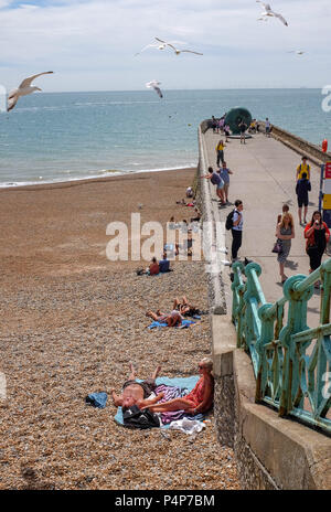 Brighton UK 23. Juni 2018 - die Besucher genießen. Die Sonne auf Brighton Beach heute mit Temperaturen gesetzt in Großbritannien in den nächsten Tagen Gutschrift zu steigen: Simon Dack/Alamy leben Nachrichten Stockfoto