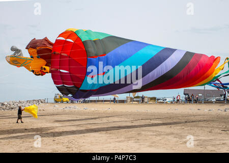 Spiral mehrfarbige rotierende Drachen in Morecambe, Lancashire. 23rd. Juni 2018. Erleben Sie das Wind Kite Festival, bei dem beeindruckende Drachen in allen Formen und Größen von professionellen Drachenfliegern geflogen werden. Das Festival erstreckt sich bis zum Nordstrand und in die Innenstadt. Festivals, Veranstaltungen und Aktivitäten, die Teil der Attraktionen sind, die Sommerbesucher in den nordwestlichen Badeort locken sollen. Quelle: MediaWorldImages/AlamyLiveNews. Stockfoto