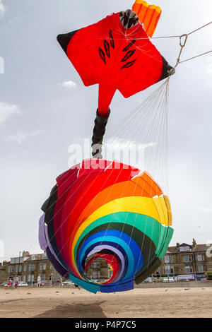 Spiral mehrfarbige rotierende Drachen in Morecambe, Lancashire. 23rd. Juni 2018. Erleben Sie das Wind Kite Festival, bei dem beeindruckende Drachen in allen Formen und Größen von professionellen Drachenfliegern geflogen werden. Das Festival erstreckt sich bis zum Nordstrand und in die Innenstadt. Festivals, Veranstaltungen und Aktivitäten, die Teil der Attraktionen sind, die Sommerbesucher in den nordwestlichen Badeort locken sollen. Quelle: MediaWorldImages/AlamyLiveNews. Stockfoto