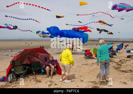 Morecambe, Lancashire. 23. Juni 2018. Fang den Wind Kite Festival, wo beeindruckende Drachen in allen Formen und Größen von professionellen Drachenflieger geflogen werden. Das Festival erstreckt sich von North Beach und in der Innenstadt. Festivals, Veranstaltungen und Aktivitäten, die Teil der Attraktionen geplant Sommer Besucher in den Norden zu ziehen - West Badeort. Credit: MediaWorldImages/AlamyLiveNews. Stockfoto