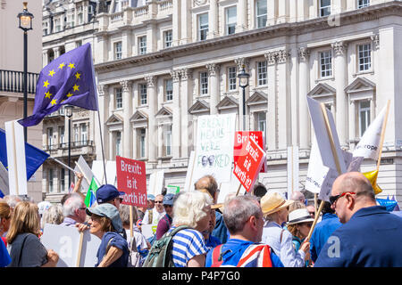 London, Großbritannien. 23 Jun, 2018: Demonstranten nehmen an der Abstimmung März in London für eine sinnvolle Abstimmung über die endgültige Brexit Abkommen zwischen der britischen Regierung und der Europäischen Union statt. Credit: Bradley Smith/Alamy Leben Nachrichten. Stockfoto