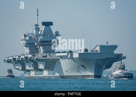 Portsmouth, Großbritannien. 23. Juni 2018 (am). Die britische Royal Navy Flugzeugträger HMS Queen Elizabeth kam zurück in den Heimathafen nach Abschluss weiterer Studien. Credit: Neil Watkin/Alamy leben Nachrichten Stockfoto