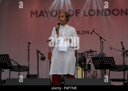 London, UK, 23. Juni 2018, Tausende von Londoner und Besucher teilnehmen Eid Festival in Trafalgar Square, London gehostet durch den Bürgermeister von London, feiert das Ende des Ramadan mit einem spannenden Stage Line up, Spaß für die ganze Familie und verschiedene Essensstände. die Hauptbühne in Trafalgar Square bietet eine Anlaufstelle für einige erstklassige Musik und Unterhaltung, Co - bewirtet durch eine wunderbare Verbindung von sameena Ali-Khan und Remona Aly. Sameena Ali-Khan ist eine preisgekrönte Moderator und Nachrichten für ITV Zentralen Anker, und Remona ist Journalist, Kommentator und regelmäßig für BBC Radio Programme. Mariah Idrissi als Stockfoto