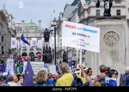 London, Großbritannien. 23 Jun, 2018: Demonstranten nehmen an der Abstimmung März in London für eine sinnvolle Abstimmung über die endgültige Brexit Abkommen zwischen der britischen Regierung und der Europäischen Union statt. Credit: Bradley Smith/Alamy Leben Nachrichten. Stockfoto