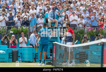 Die Queen's Club, London, Großbritannien. 23. Juni, 2018. Fieber Baum Meisterschaften Tag 6 Halbfinale auf dem Center Court. Obere Samen Marin Cilic (CRO) gewinnt sein Match gegen Nick Kyrgios (AUS), das erste mal die zwei einander auf Gras gespielt haben. Credit: Malcolm Park/Alamy Leben Nachrichten. Stockfoto