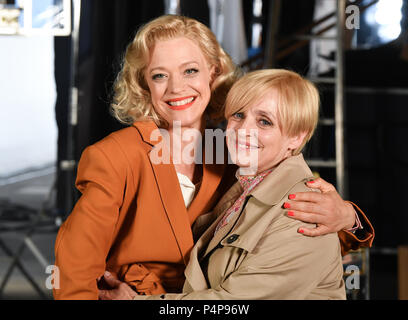 14 Juni 2018, Potsdam, Deutschland: Die Schauspielerin Heike Makatsch (L) und Katharina Thalbach am Drehort des Films "Ich krieg noch Gedenkbuch in New York" in Potsdam Babelsberg. Foto: Jens Kalaene/dpa-Zentralbild/dpa Stockfoto