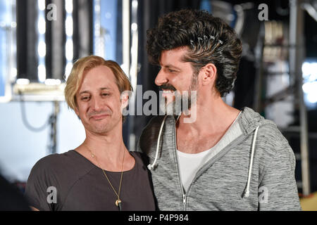 14 Juni 2018, Potsdam, Deutschland: Die Schauspieler Michael Ostrowski (L) und Pasquale Aleardi am Drehort des Films "Ich krieg noch Gedenkbuch in New York" in Potsdam Babelsberg. Foto: Jens Kalaene/dpa-Zentralbild/dpa Stockfoto