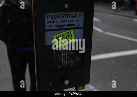 London, Großbritannien. 23. Juni 2018. Aufkleber an der Abstimmung März Kredit: Alex Cavendish/Alamy leben Nachrichten Stockfoto