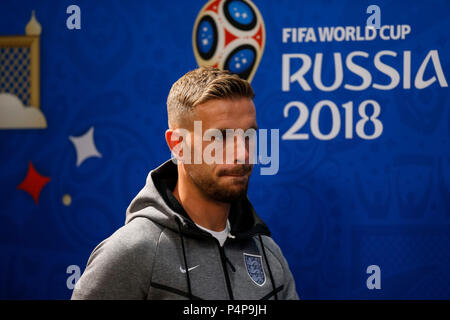 Nischni Nowgorod, Russland. 23. Juni 2018. Jordan Henderson von England geht in einem England, Pressekonferenz, vor der 2018 FIFA World Cup Gruppe G gegen Panama, in Nizhny Novgorod Stadion am 23. Juni 2018 in Nischni Nowgorod, Russland. (Foto von Daniel Chesterton/phcimages.com) Credit: PHC Images/Alamy leben Nachrichten Stockfoto