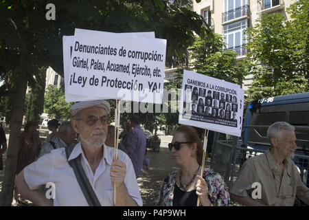 Madrid, Spanien. 23. Juni 2018. Die Demonstranten Plakate zu einem Gesetz zum Schutz für Leute, die Korruption denunzieren verlangen. Informanten in Spanien fordern ein Gesetz, dass die Beschwerdeführer schützt vor Korruption gegen die Korruption der korrupten und das System vor der Abgeordnetenkammer. Credit: Lito Lizana/SOPA Images/ZUMA Draht/Alamy leben Nachrichten Stockfoto