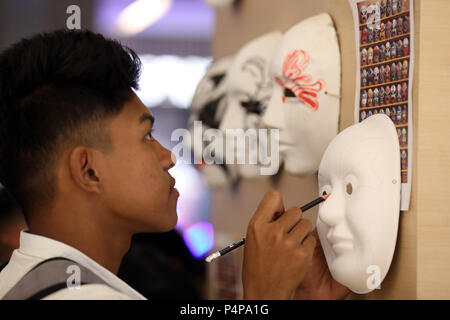 Yangon, traditionelle Chinesische Kleid Foto-op und Tee kunst Anzeige und Retail wurden bei der Veranstaltung durchgeführt. 23. Juni 2018. Ein Besucher zeichnet Linien auf einer Gesichtsmaske während einer chinesischen Kultur und Kunst zeigen in Yangon, Myanmar, 23. Juni 2018. Aktivitäten wie Kalligraphie, Chinesische Papier schneiden, Chinesischen verknoten, chinesische Maske malen, traditionelle Chinesische Kleid Foto-op und Tee kunst Anzeige und Retail wurden auf der Veranstaltung, die in Yangon am 23. Juni 2018 gehalten wurde. Credit: U Aung/Xinhua/Alamy leben Nachrichten Stockfoto