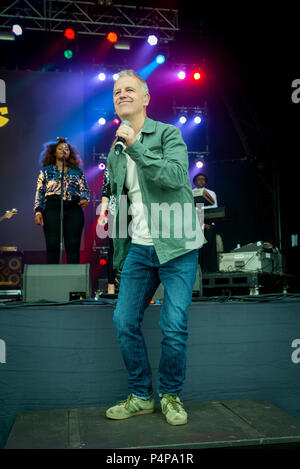 Peter Coyle der Lotus Eaters führt zu einer 23.000 Masse an Let's Rock Dalkeith Country Park Stockfoto